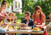 Lo que los viajeros vacacionales deben saber sobre la COVID-19 ROCHESTER, Minnesota: Durante la temporada vacacional del país, muchas personas viajan o hacen fiestas, pero como aún falta vacunar contra la COVID-19 a mucha gente y circula por allí la variante Delta más contagiosa, los expertos en salud recomiendan ser cautelosos al planificar viajes o reuniones con grupos grandes de personas.