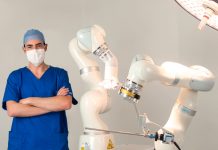 Médico chileno crea robot para cirugía abdominal único en el mundo El robot Levita tiene un triple impacto: para el pacientes, son menos incisiones lo que significa menor dolor y recuperación más rápida, para el cirujano, permite una mejor visualización durante la cirugía y para el hospital, aumenta la eficiencia, aumentando las cirugías que se pueden realizar por día. Esta innovación se perfila como la solución óptima para descomprimir el sistema de salud y dar una solución efectiva a las largas listas de espera para cirugía.