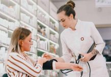 “Farmacia de la Mujer” cuenta con todo lo necesario para ellas y da espacio a emprendedores
