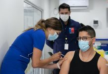Ministros de Salud y Educación inauguran primer vacunatorio municipal