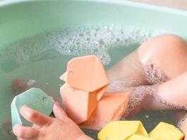 ¿Sabías que entretener a tus hijos, mientras se bañan en la tina, con patitos de goma, es fuente de bacterias, gérmenes y hongos?. Patito Origami. Smart Mom.