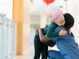 La comunidad puede elegir un proyecto ganador entre los ocho finalistas del Premio Humanizando la Salud 2023