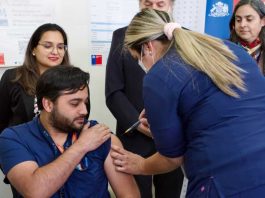 COVID-19: Minsal, Colmed y Colegio de  Enfermeras hacen llamado conjunto para  que los grupos de riesgo completen  esquema de vacunación anual con dosis  bivalente 