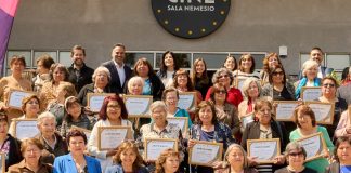 Mujeres mayores finalizan capacitación en habilidades digitales