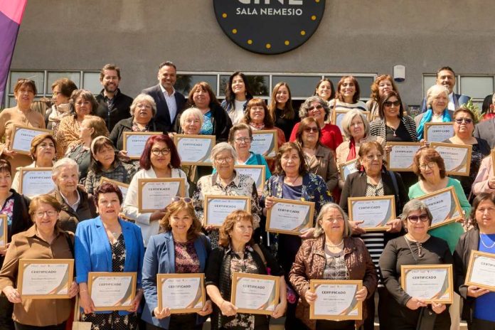 Mujeres mayores finalizan capacitación en habilidades digitales