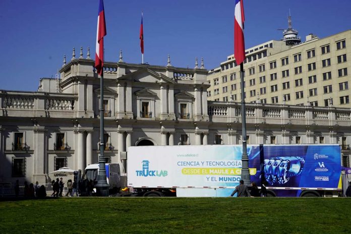 Laboratorio científico móvil de la UTalca inauguró Festival de las Ciencias en La Moneda