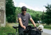 Joven alemán pedalea junto a su perro para recaudar fondos para pacientes con cáncer de sangre