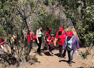 Vecinos de La Florida hacen senderismo a los pies de la Sierra de Ramón