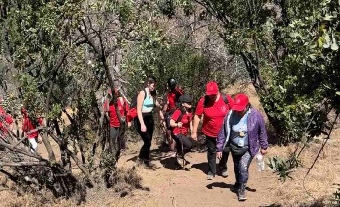 Vecinos de La Florida hacen senderismo a los pies de la Sierra de Ramón