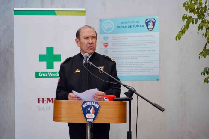 Cruz Verde y Bomberos firman convenio para que voluntarios accedan a beneficios en todos los locales del país