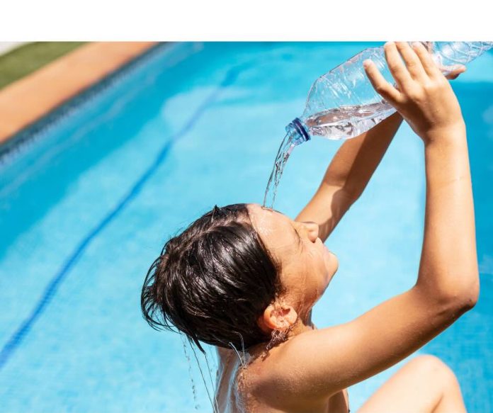 Ola de calor en Santiago: Conoce los consejos de los nutricionistas para mantener tu cuerpo hidratado (más allá del agua)