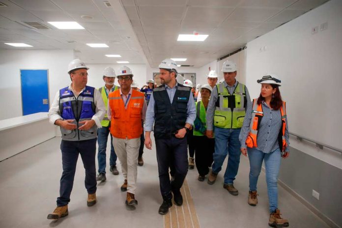 Alcalde de Providencia visita avance del Hospital del Salvador y destaca impacto en la comunidad