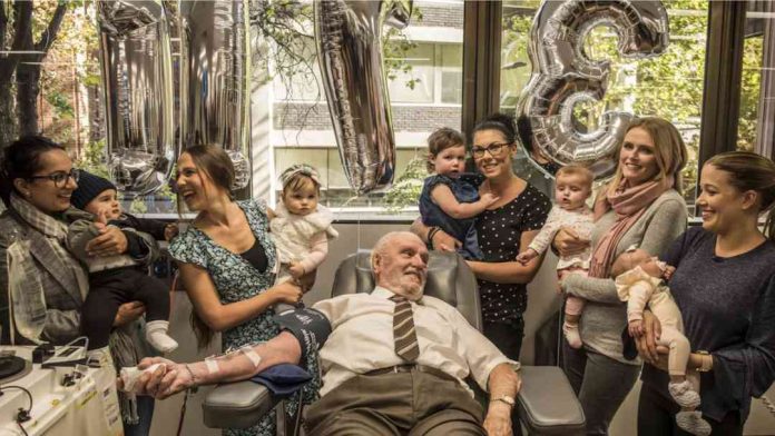 El hombre del brazo de oro que salvó más de dos millones de bebés con sus donaciones de plasma