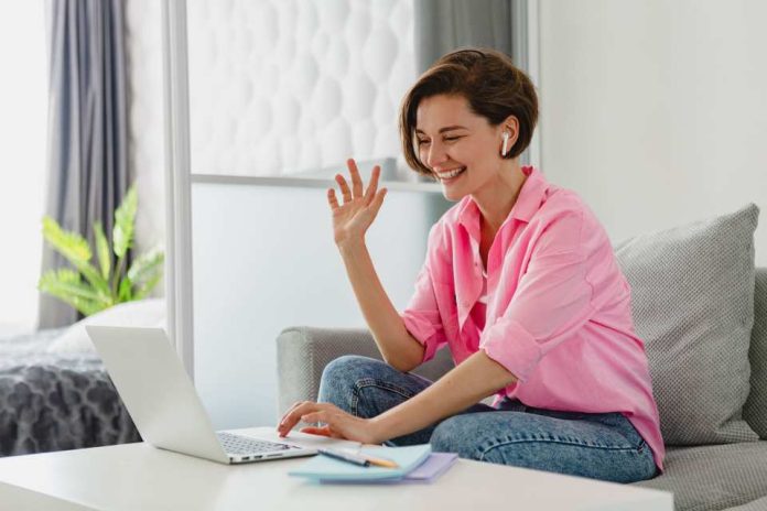 Equidad y desarrollo: el impacto del inglés en las oportunidades laborales de mujeres en Chile