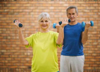 Consejos para mantener activas a las personas mayores en otoño