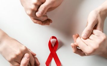 Jóvenes de 25 a 29 años lideran casos de VIH en Chile: organización mundial hace un llamado a reforzar educación sexual y uso del preservativo