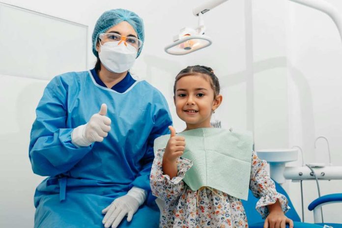 El rol clave de los padres en la formación de hábitos de higiene: El 70% de los niños menores de seis años tiene caries en Chile