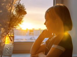 Experta recomienda cómo abordar la disminución de luz natural en invierno con niños neurodivergentes