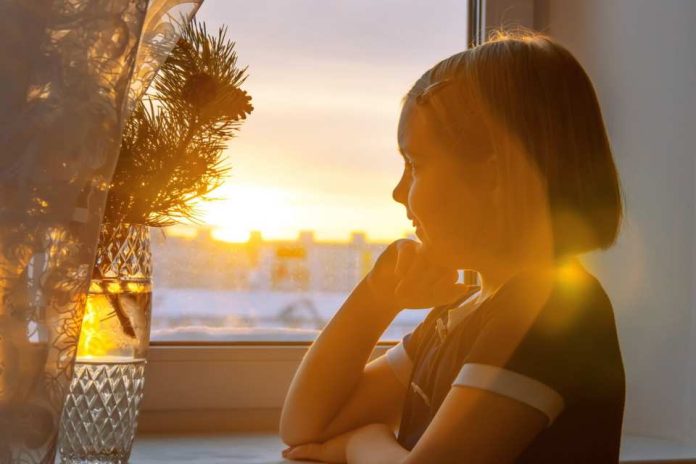 Experta recomienda cómo abordar la disminución de luz natural en invierno con niños neurodivergentes
