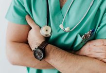 Licencias emitidas por médicos irregulares caen 2,6 puntos en 2024: Medicina General y Psiquiatría entre las más observadas