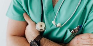 Licencias emitidas por médicos irregulares caen 2,6 puntos en 2024: Medicina General y Psiquiatría entre las más observadas