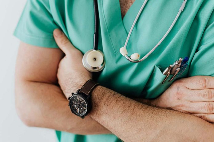 Licencias emitidas por médicos irregulares caen 2,6 puntos en 2024: Medicina General y Psiquiatría entre las más observadas