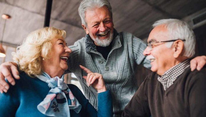 Tecnología al servicio de los adultos mayores: experiencias globales y una solución chilena con impacto regional