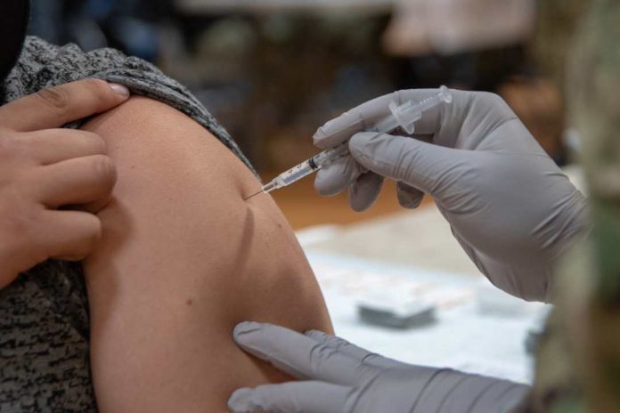 ¿Brazo izquierdo o derecho? Especialista aclara si importa dónde nos pongamos la vacuna