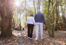 Desde llamarlos "abuelitos" hasta asumir dependencia: ¿Qué es el maltrato estructural a las personas mayores?