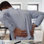 Dolor de espalda en trabajadores de oficina: terapias innovadoras permiten tratar lesiones sin recurrir a cirugía