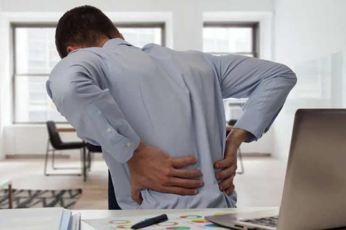 Dolor de espalda en trabajadores de oficina: terapias innovadoras permiten tratar lesiones sin recurrir a cirugía