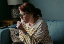 Especialista en salud entrega tres consejos para aliviar la tos en casa