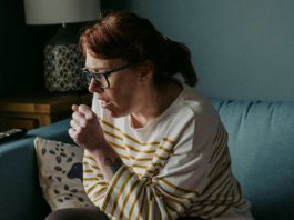 Especialista en salud entrega tres consejos para aliviar la tos en casa