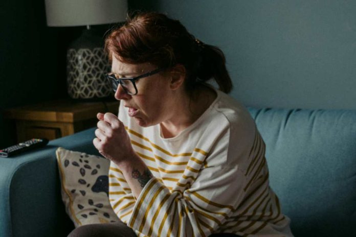 Especialista en salud entrega tres consejos para aliviar la tos en casa