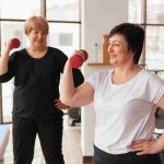 Experto aconseja que ejercicio deben hacer las mujeres que están pasando por la menopausia