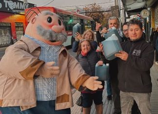 Ante alza de precios: Dr. Simi regala 2.000 litros de parafina y beneficia a 400 familias de la capital