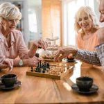 Juegos de mesa en adultos mayores, una forma lúdica de cuidar la mente y el corazón