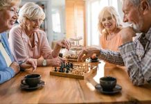 Juegos de mesa en adultos mayores, una forma lúdica de cuidar la mente y el corazón