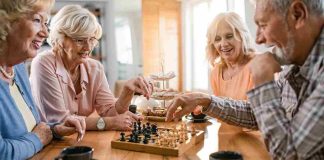 Juegos de mesa en adultos mayores, una forma lúdica de cuidar la mente y el corazón