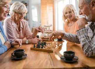 Juegos de mesa en adultos mayores, una forma lúdica de cuidar la mente y el corazón