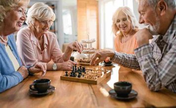 Juegos de mesa en adultos mayores, una forma lúdica de cuidar la mente y el corazón