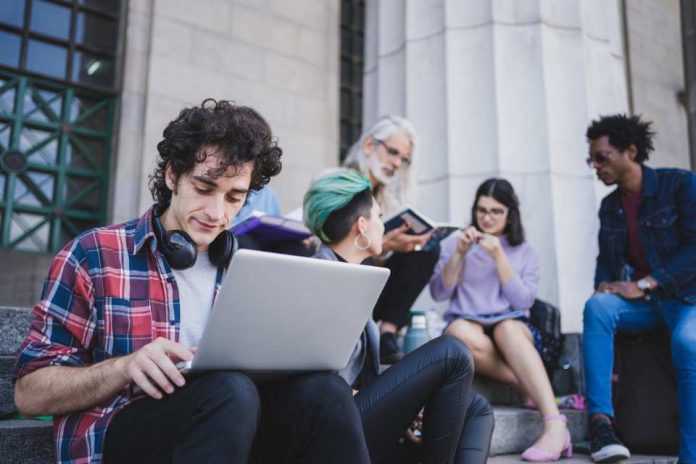 Universitarios colombianos muestran mayor resiliencia, bienestar psicológico y satisfacción familiar que los chilenos