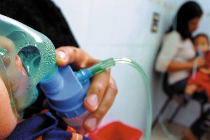 Virus respiratorios van al alza: Médico alerta y entrega consejos de cómo cuidarse en este invierno