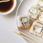 El sushi que comemos habla de nosotros: Chile, el país de los rolls de palta, queso crema y el pollo apanado