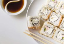 El sushi que comemos habla de nosotros: Chile, el país de los rolls de palta, queso crema y el pollo apanado