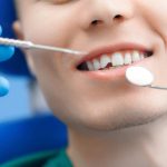 ¿Te golpeaste en los dientes? Esto es lo que debes hacer según una odontóloga