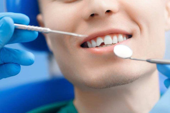¿Te golpeaste en los dientes? Esto es lo que debes hacer según una odontóloga