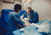 Falta de insumos médicos paraliza pabellones y cirugías: expertos alertan sobre crisis por “stockouts” en la salud pública