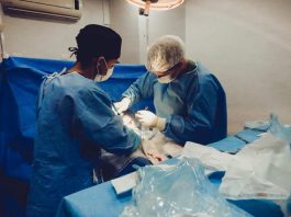Falta de insumos médicos paraliza pabellones y cirugías: expertos alertan sobre crisis por “stockouts” en la salud pública