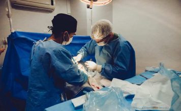 Falta de insumos médicos paraliza pabellones y cirugías: expertos alertan sobre crisis por “stockouts” en la salud pública